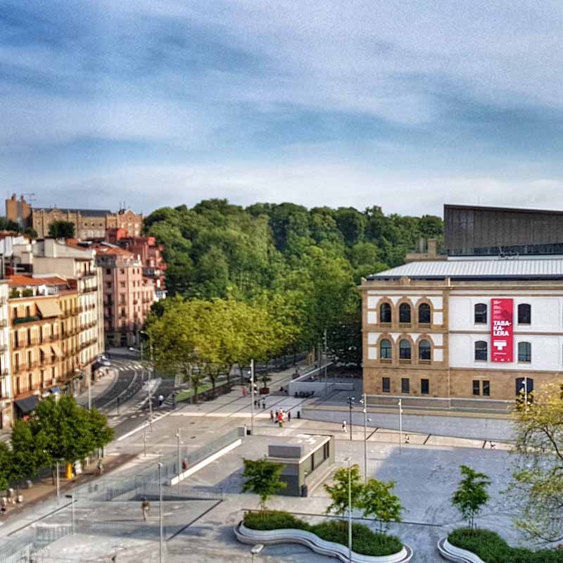 Tabakalera con el Parque Cristina Enea al fondo