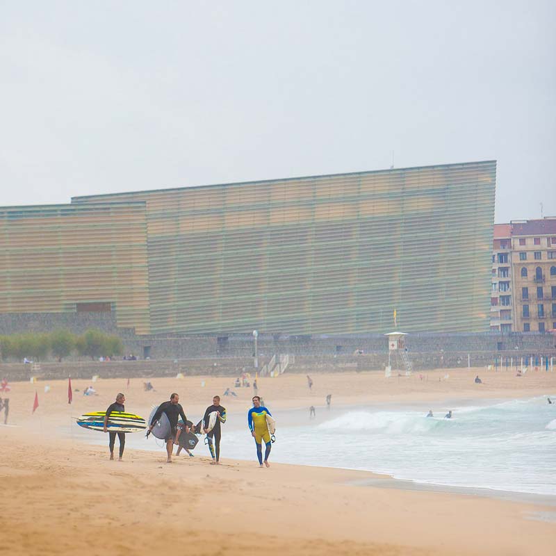 Surfistas en la Zurriola