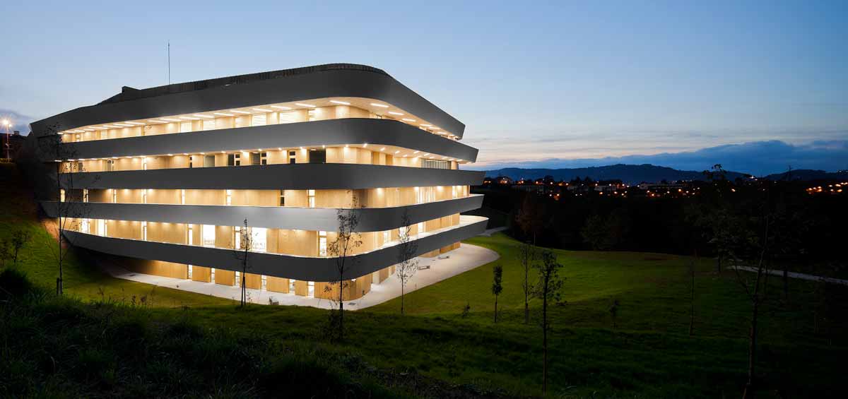 El edificio del Basque-Culinary-Center destaca con su iluminación nocturna