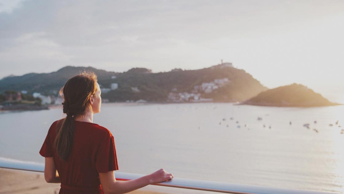 Mujer mirando a la bahía de la Concha