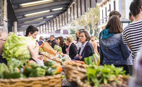 En los mercados donostiarras podrás comprar productos típicos