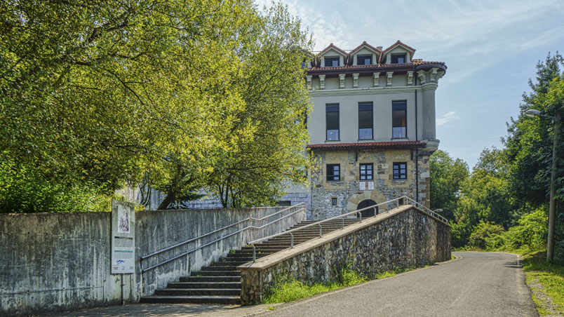 Entrada al albergue de jóvenes situado en el camino de Uba