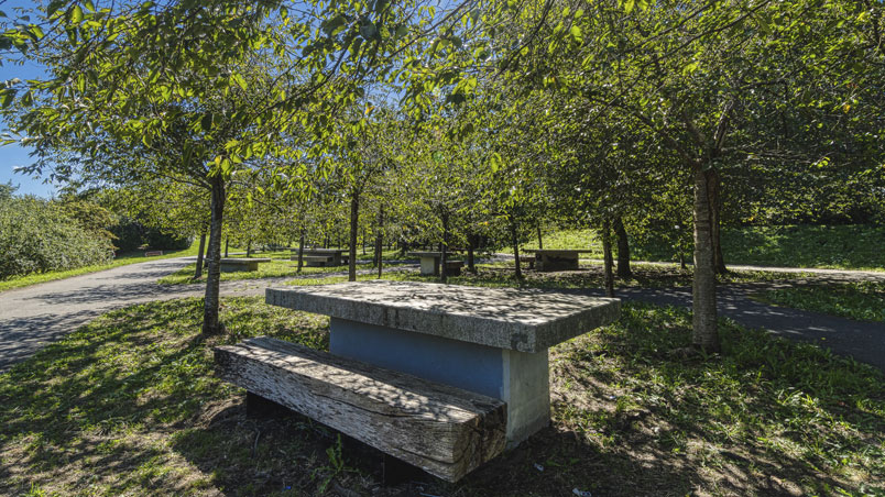 Tables dans la zone de loisirs