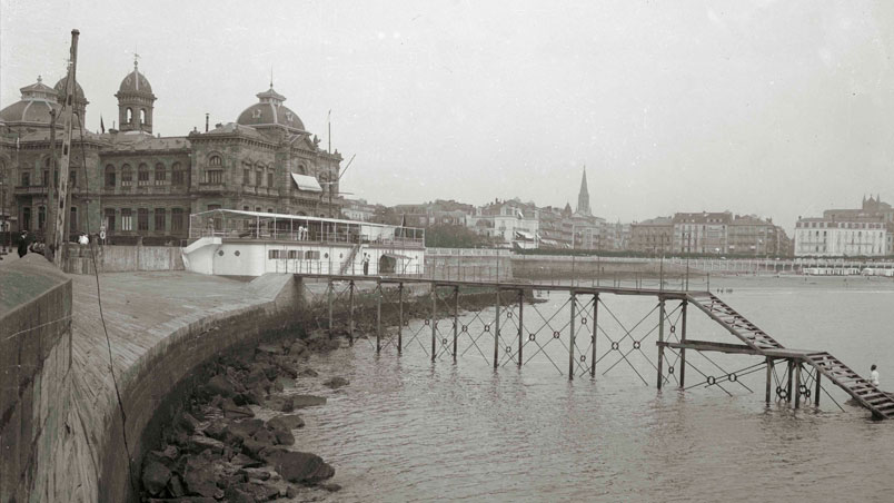 San Sebastián. Ayuntamiento, Club Náutico y playa de la Concha