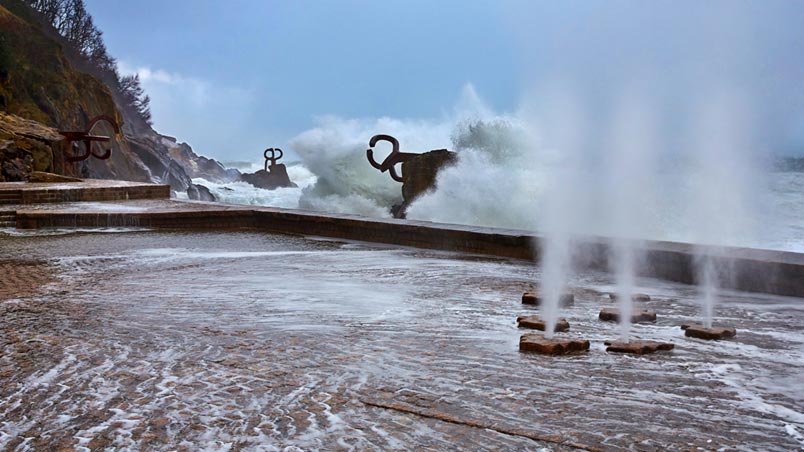 Olas grandes en el Peine del Viento