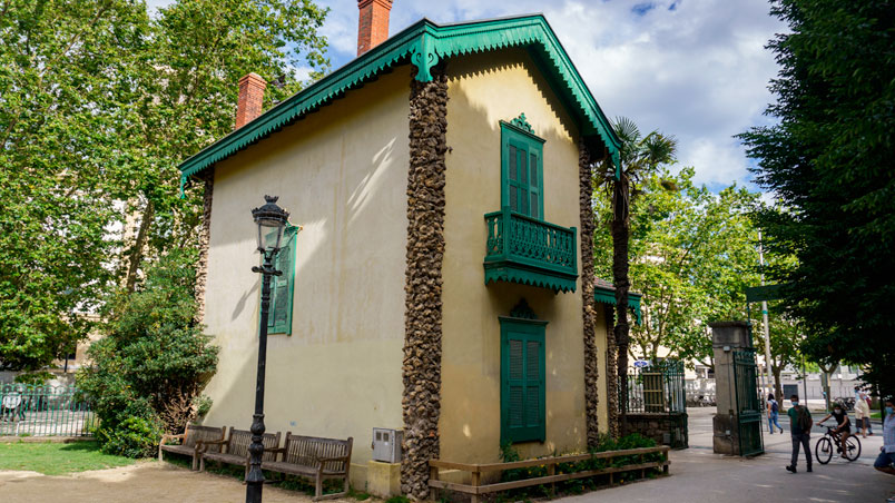 Edificio en la entrada del parque