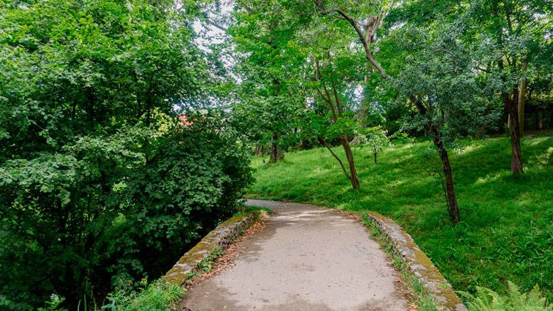 Un chemin sur un pont dans le parc Cristina Enea