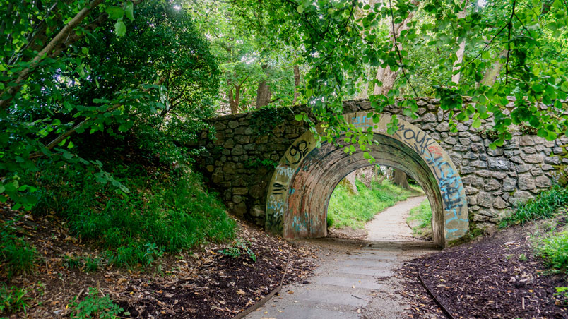 Un chemin sous un pont dans le parc Cristina Enea