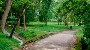 Un chemin sur un pont dans le parc Cristina Enea