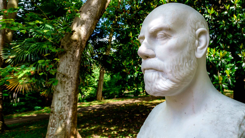 Close-up of the bust of the Duke of Mandas