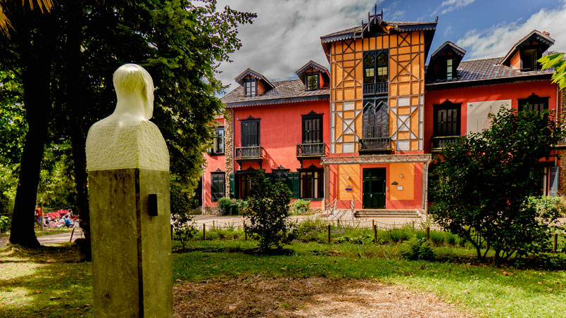 Bust of the Duke of Mandas in front of a summer estate