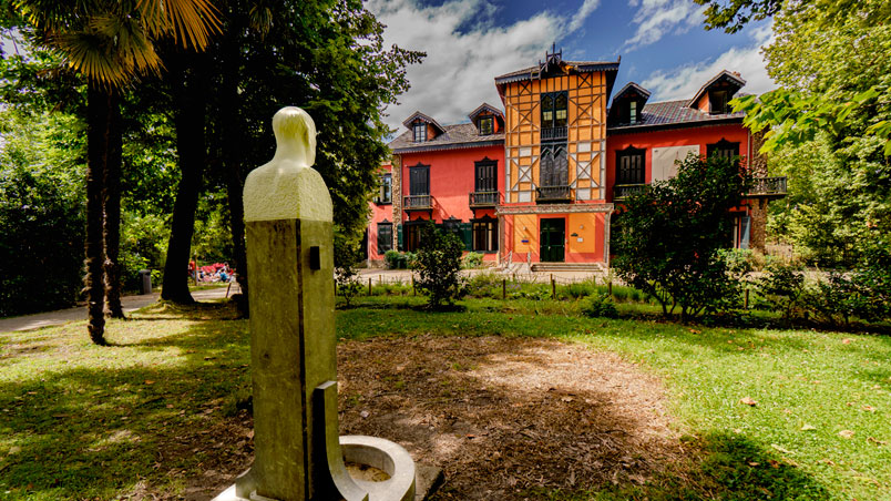 Bust of Duke of Mandas in front of the Cristina Enea farm