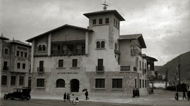 Edificio de Obras del Puerto del puerto de Pasaia