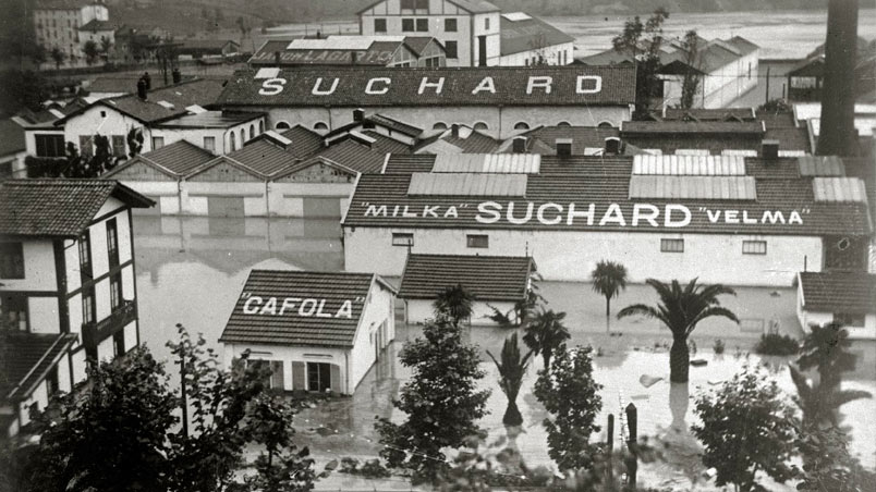 Inundaciones en el barrio de Benta-Berri a fectando a las fábricas Suchard y Lizariturry