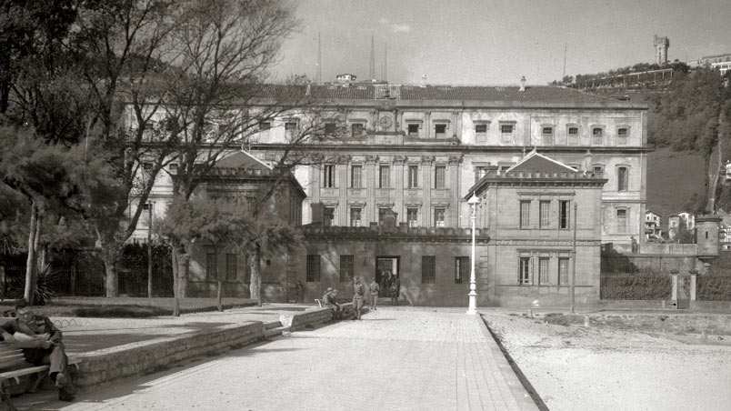 La antigua cárcel de Ondarreta con el monte Igeldo al fondo