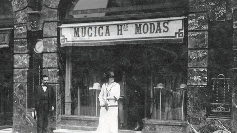 Fotografía de la Reina Victoria Eugenia saliendo de la sombrerería de las hermanas Múgica situado en la calle Garibai n°20