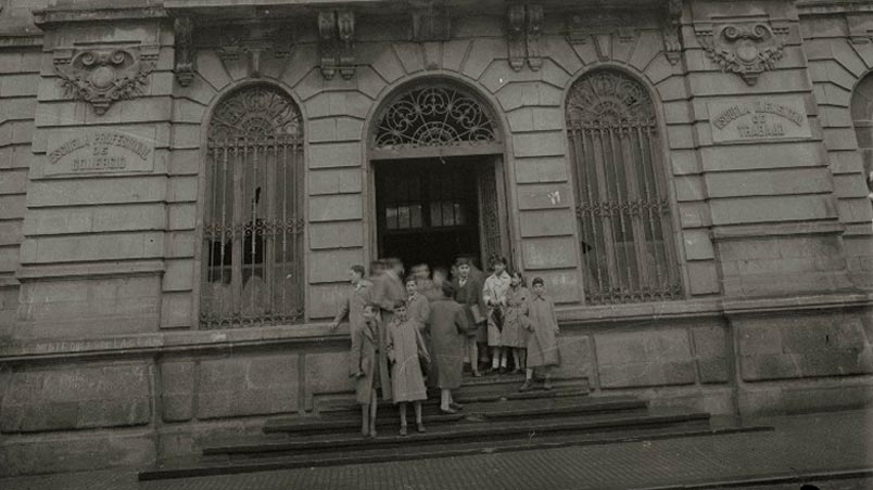 ALumnos en la Escuela de artes y oficios. Calle Urdaneta