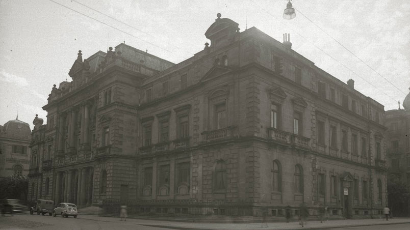 Instituto de segunda enseñanza de Gipuzkoa. Posteriormente fue escuela de ingenieros industriales y actualmente Biblioteca Mitxelena. Calle Urdaneta esquina Urbieta