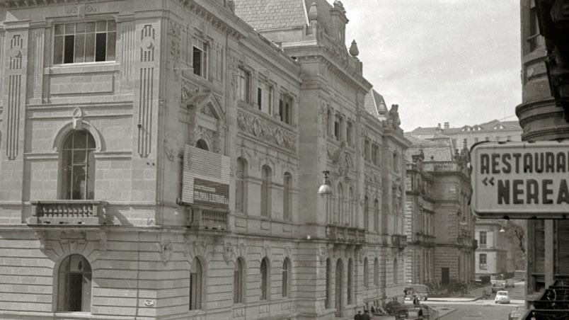 Edificio de la biblioteca Koldo Mitxelena en la calle Urdaneta. Edificio de Correos