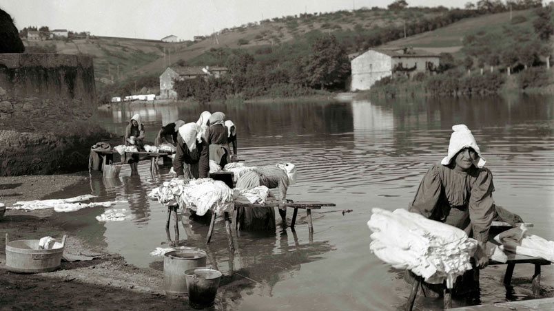 Mujeres lavando la ropa en el río Urumea