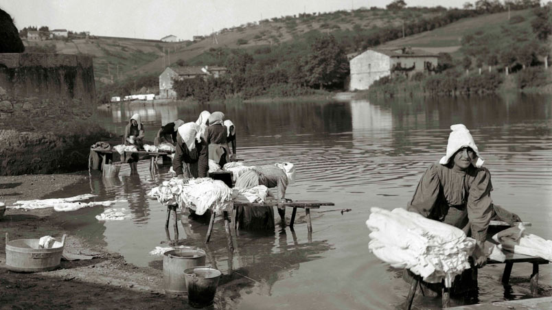 Emakumeak arropa garbitzen Urumea ibaian