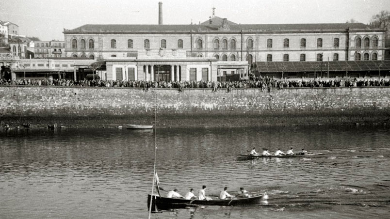 Remo. Regatas de bateles en el río Urumea