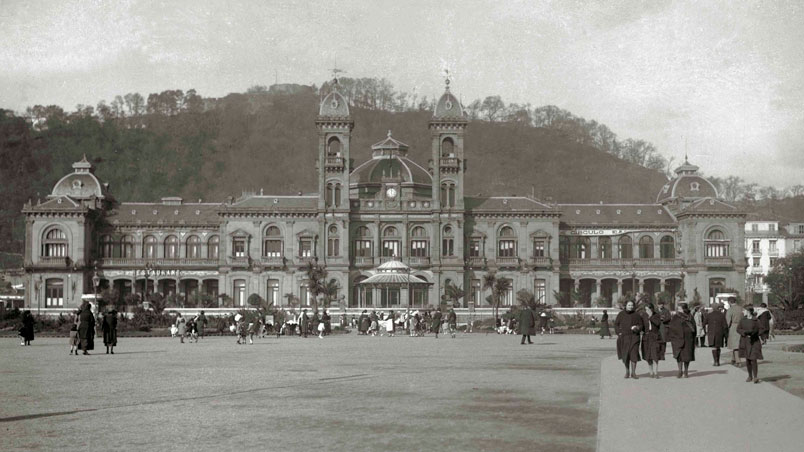 Ayuntamiento de San Sebastián, antiguo Casino, el Club Náutico sin la forma Marinera y el monumento del Centenario en los jardines de Alderdi-Eder