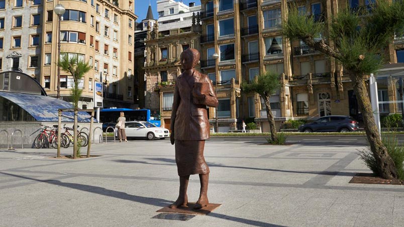 Escultura de Clara Campoamor en la Concha