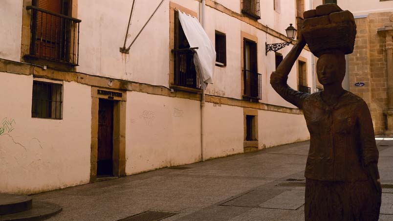 Escultura de mujer - Santa Corda