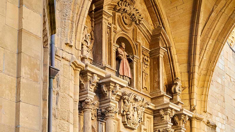 Parte de la fachada de la Iglesia San Vicente