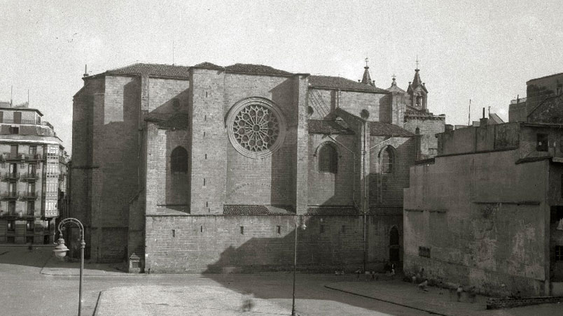 Plaza de Zuloaga antes de la reforma. Iglesia de San Vicente