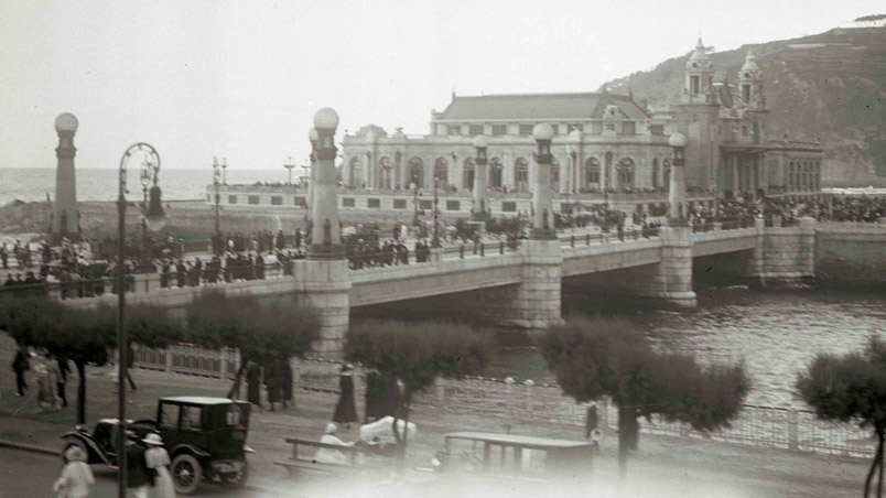 San Sebastián vistas. Puente de la Zurriola y edificio del Gran Kursaal