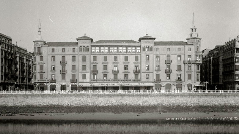 Pelota. Frontón Urumea y Hotel Príncipe Saboya en el paseo Ramón María Lili. Fachada