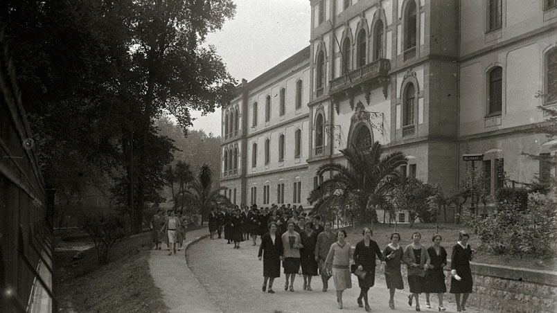 Grupo de mujeres saliendo de un edificio. Septiembre de 1928