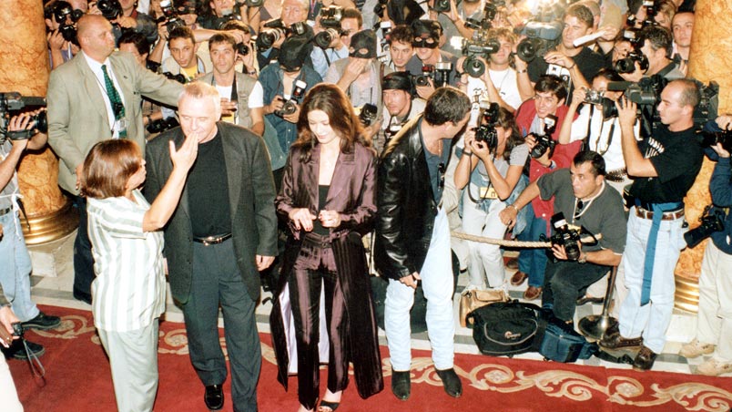 Actrices y actores entrando al Teatro Victoria Eugenia