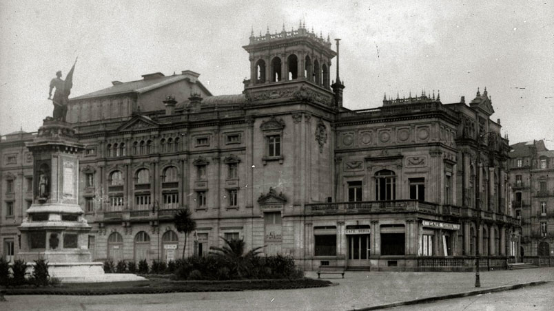 San Sebastián. Teatro Victoria Eugenia y estatua de Okendo