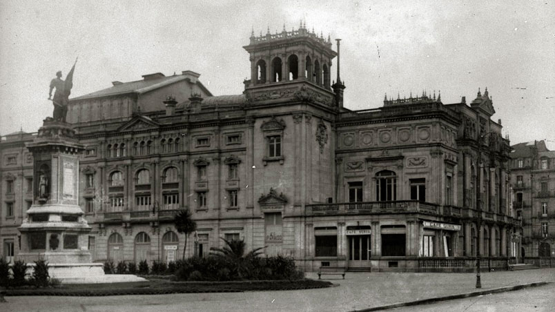 Donostia. Victoria Eugenia Antzokia eta Okendoren estatua