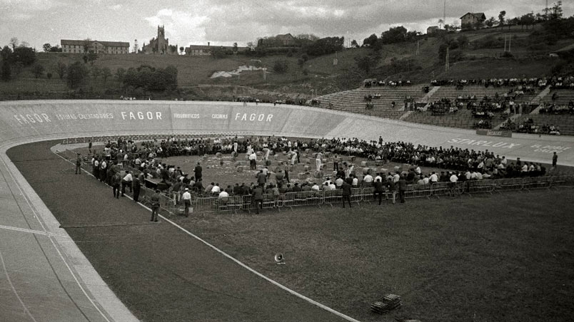 Competición de aizkolaris en el velódromo de Anoeta