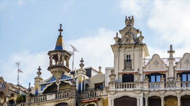 Aigle de pierre au sommet du bâtiment qui relie le Paseo Colón à la Calle Miracruz à Saint-Sébastien