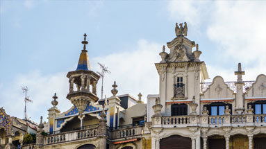 Águila de pidra en lo alto del edificio que une el Paseo Colón con la Calle Miracruz de San Sebastián