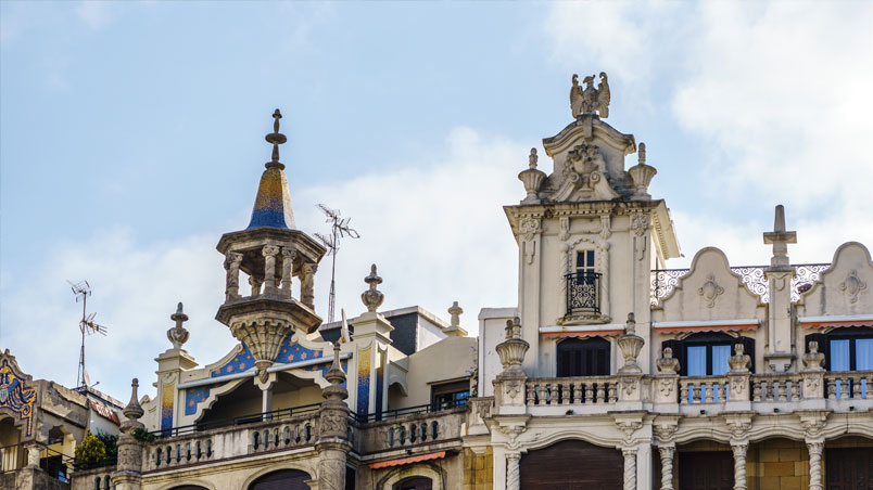 Águila de pidra en lo alto del edificio que une el Paseo Colón con la Calle Miracruz de San Sebastián