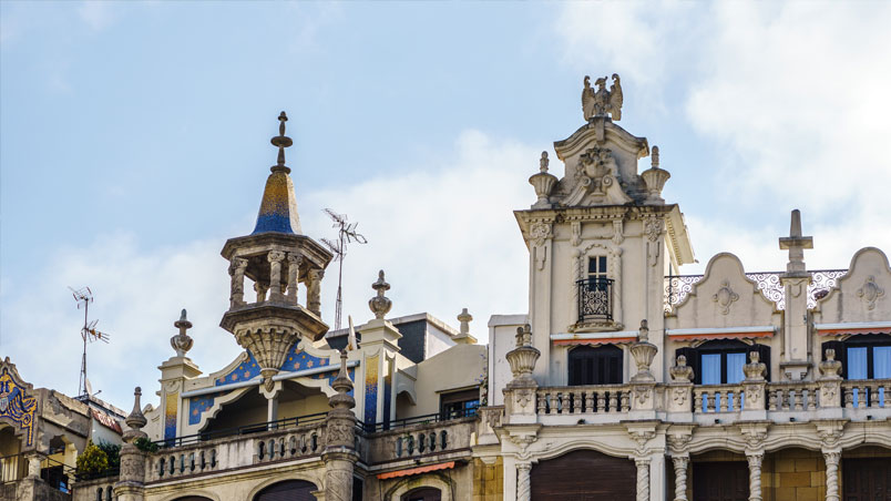 Colon pasealekua eta Donostiako Mirakruz kalea lotzen dituen eraikinaren goialdean dagoen arranoa