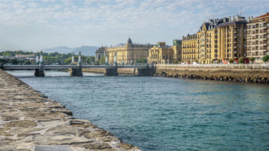 Vista del Hotel María Cristina y el Teatro Victoria Eugenia desde la desembocadura del río Urumea