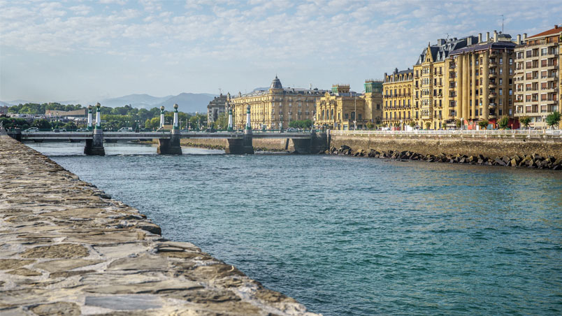 Vue de l'hôtel María Cristina et du théâtre Victoria Eugenia depuis l'embouchure du fleuve Urumea