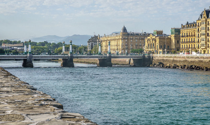 Vista del Hotel María Cristina y el Teatro Victoria Eugenia desde la desembocadura del río Urumea