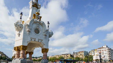 Obélisque du pont María Cristina