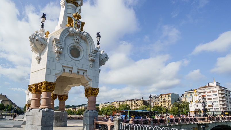 Obélisque du pont María Cristina