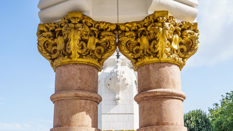 Figuras de criaturas marinas de uno de los obeliscos del puente de María Cristina