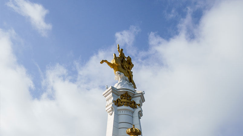 Caballo dorado que corona uno de los obeliscos del puente María Cristina de San Sebastián