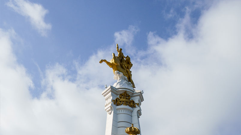 Golden horse that crowns one of the obelisks of the María Cristina bridge in San Sebastián